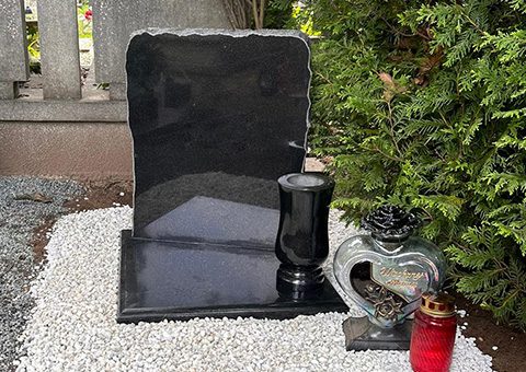 Czarny nagrobek szwed skałkowy z wazonem na jasnym grysie, realizacja Wrocław