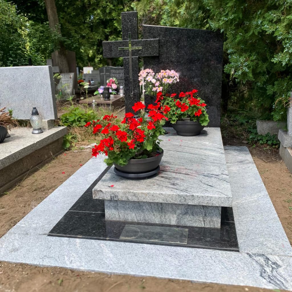 Nagrobek pojedynczy z Wiscount White oraz opaska z granitu polerowanego Wiscount White, realizacja Sępolno Wrocław 