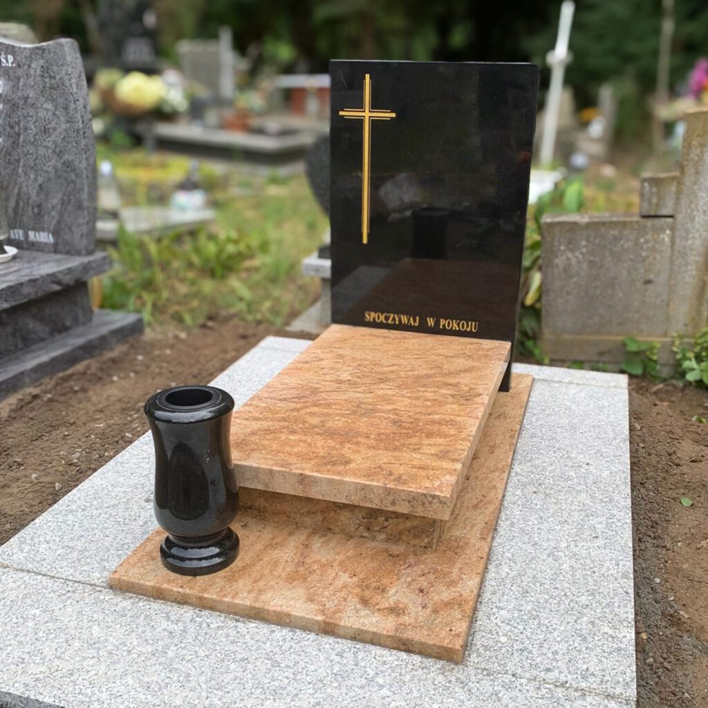 Nagrobek urnowy z opaską z granitu antypoślizgowego, realizacja Oleśnica
