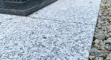 Granitowe opaski wokół pomników -kamieniarz Wrocław