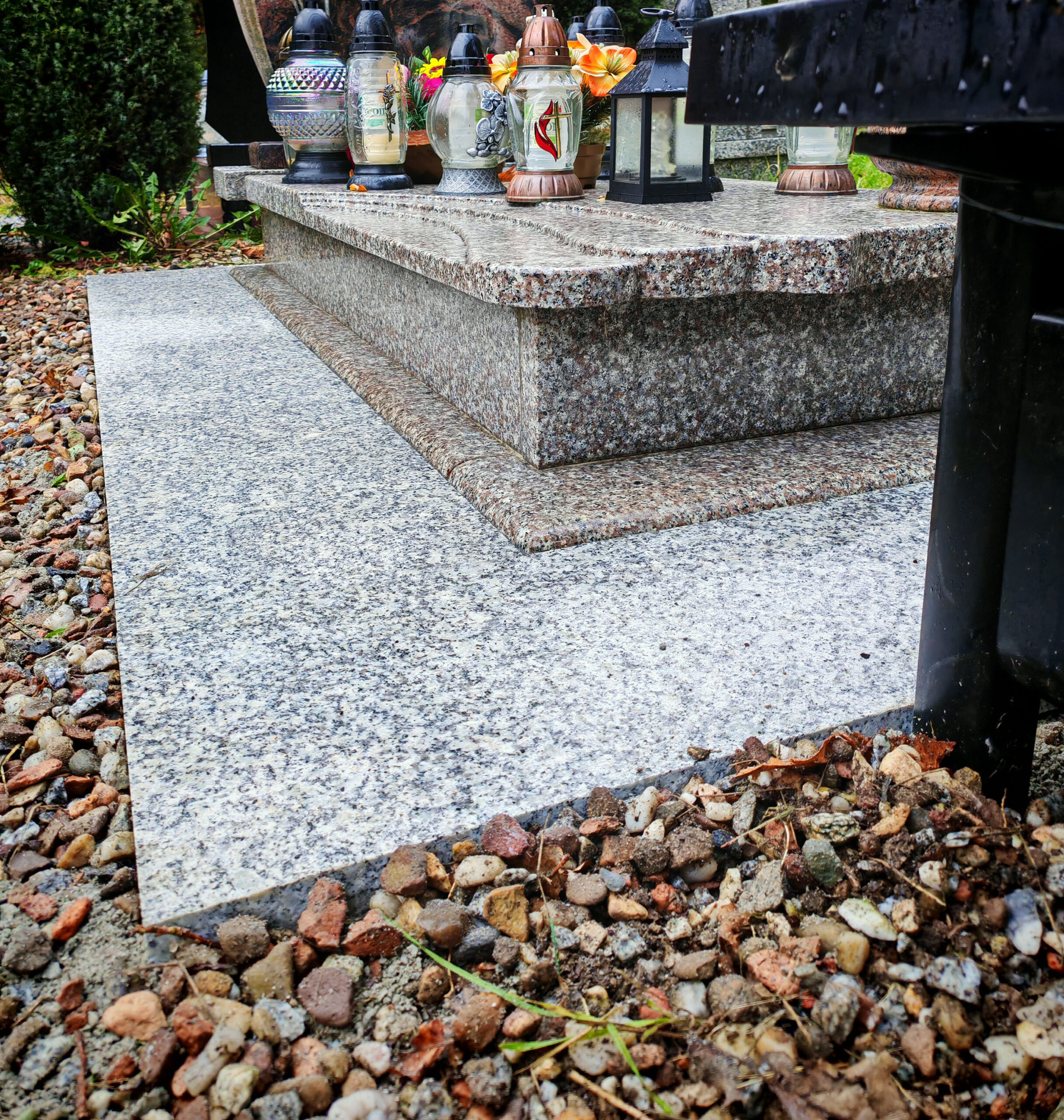 płomieniowane dookoła pomnika