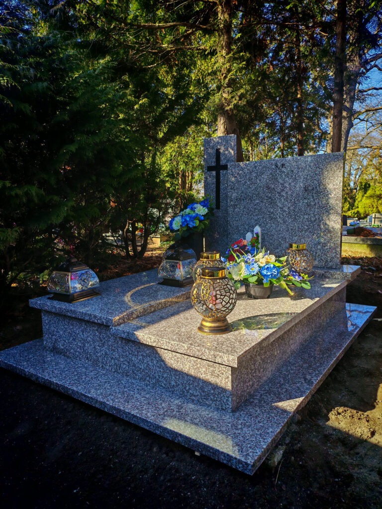 Nagrobek D09 granit chiński 