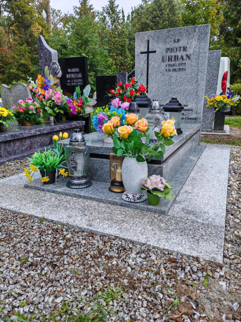 Montaż nagrobka na cmentarzu we Wrocławiu z wiscount white 190x90