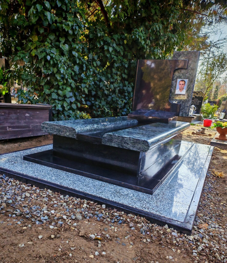 Granitowy nagrobek na cmentarzu.
